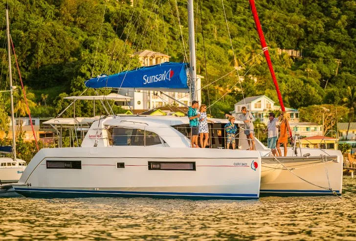 Charter a 11.99m Leopard 40 in Uturoa