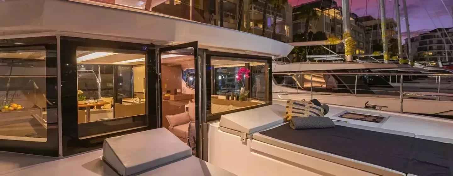 Explore Palm Cay on a 12.19m Rental Power Catamaran Leopard 40