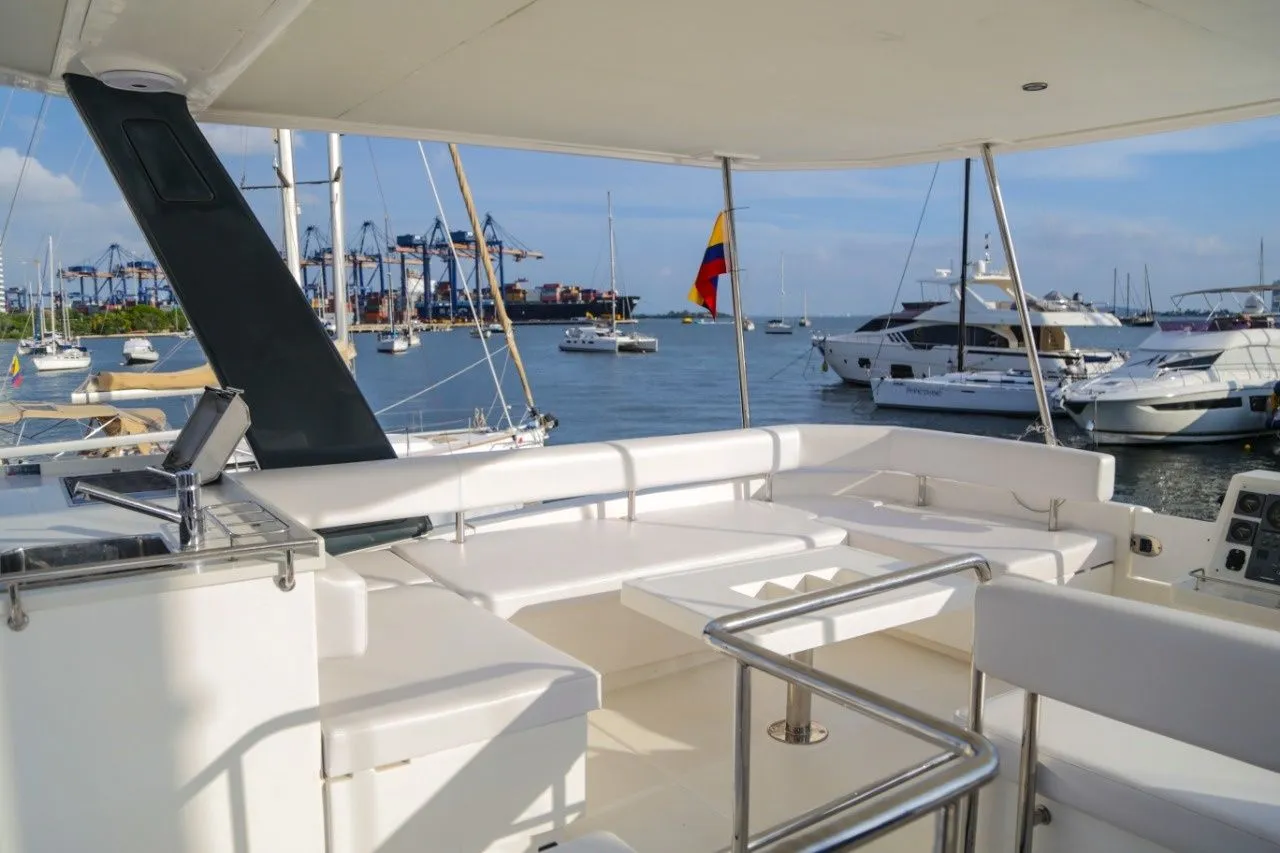 Charter a 13m Power Catamaran Leopard 43 in Cartagena de Indias