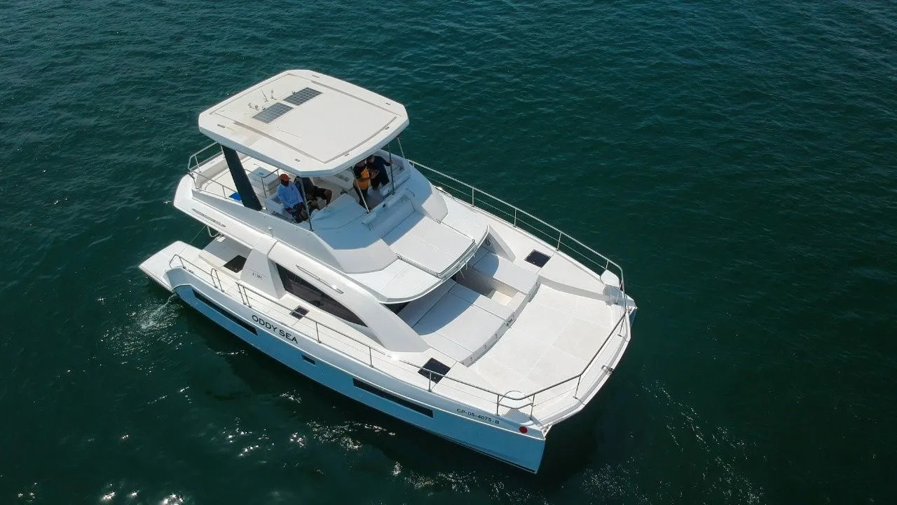 Charter a 13m Power Catamaran Leopard 43 in Cartagena de Indias