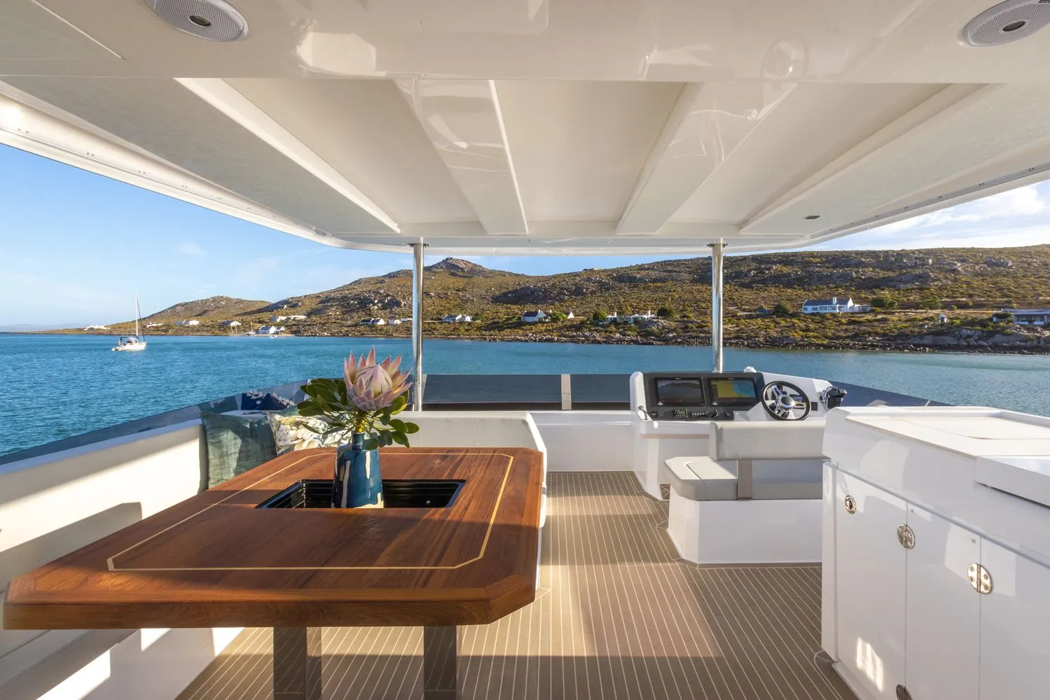 Explore Palm Cay on a 14m Rental Power Catamaran