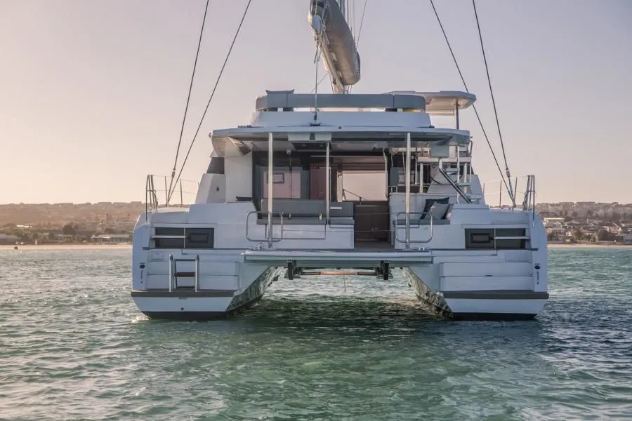 Rent a 15.4m Catamaran Leopard 50 in Procida