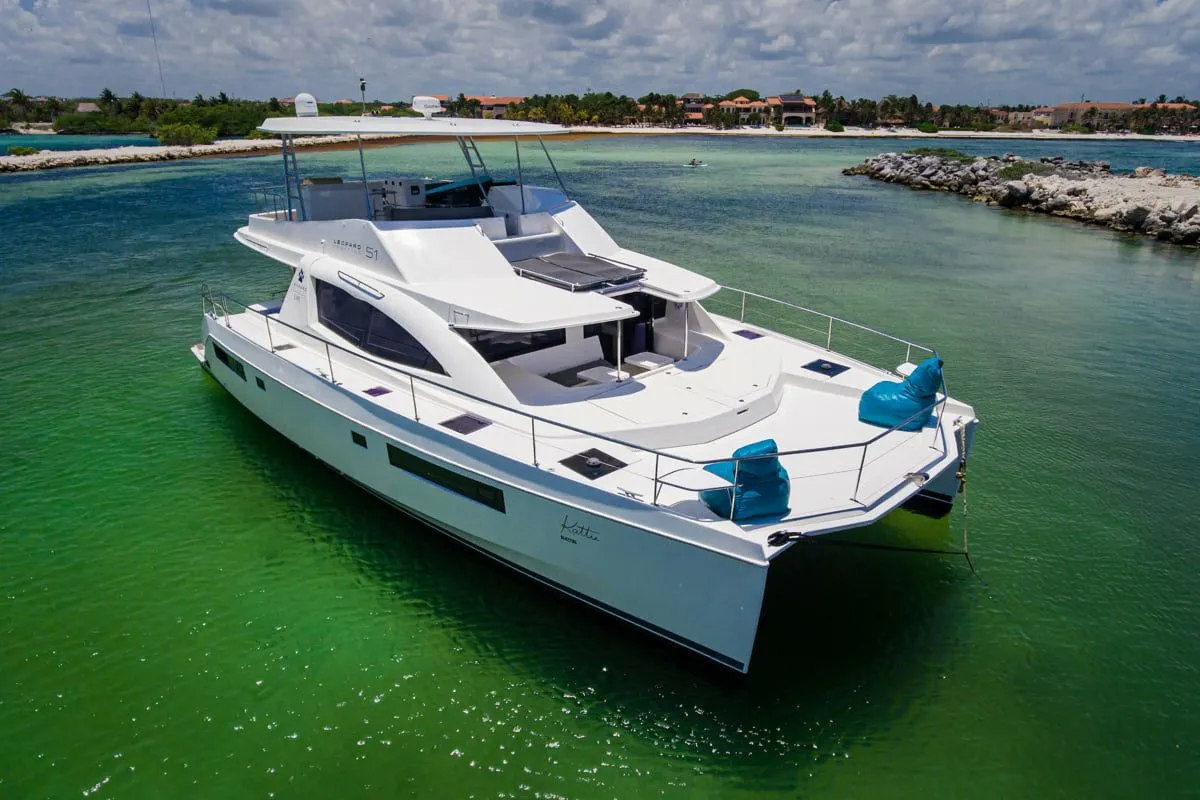Explore Puerto Aventuras on a 15.54m Rental Catamaran Leopard 51 PC