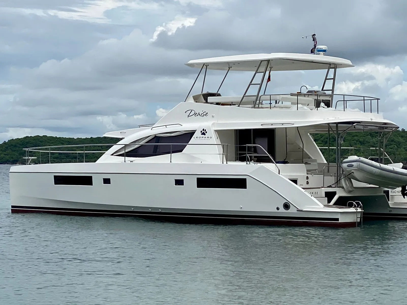 Charter a 15.54m 3 Cabin Power Catamaran in Cartagena de Indias