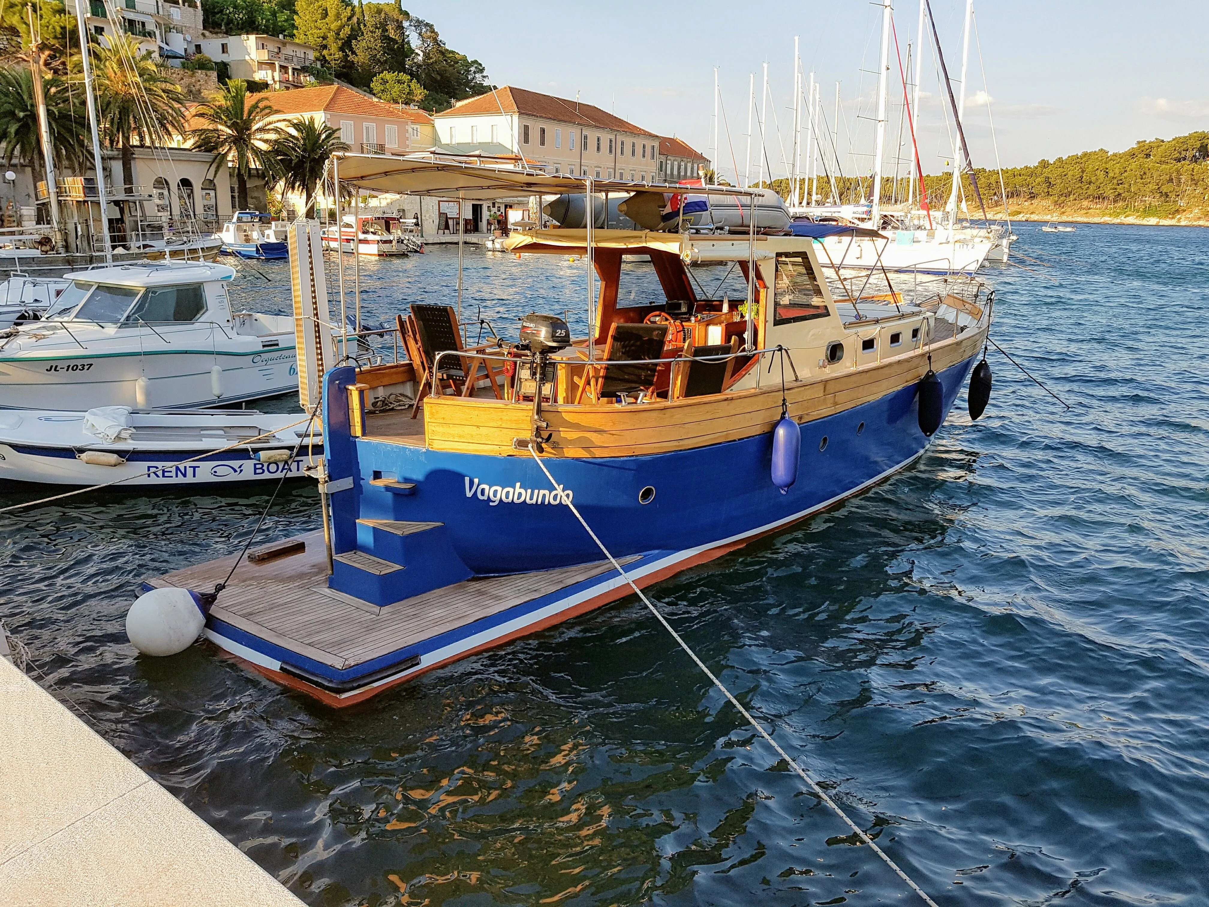 Vagabundo Charter Boat