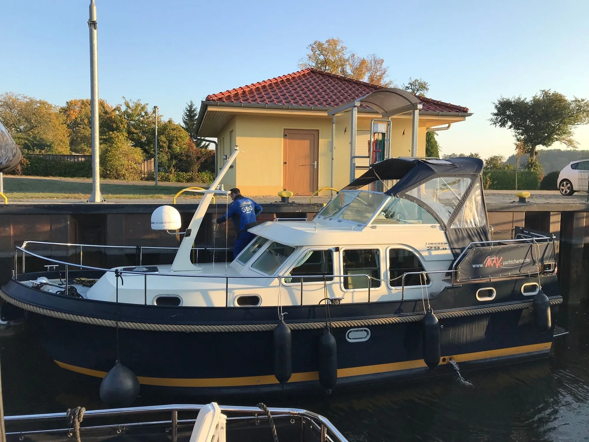 Boot - Charter a 10m Motor Yacht in Wolfsbruch