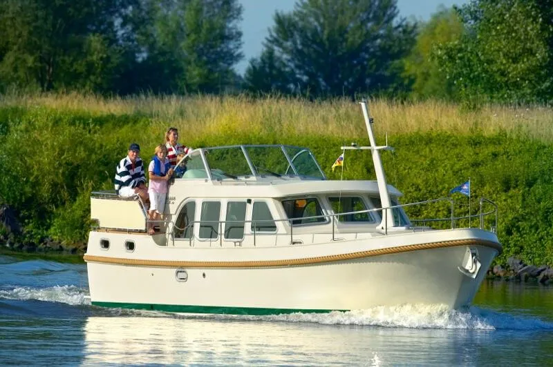 Rent a 10.35m Boat in Vermenton