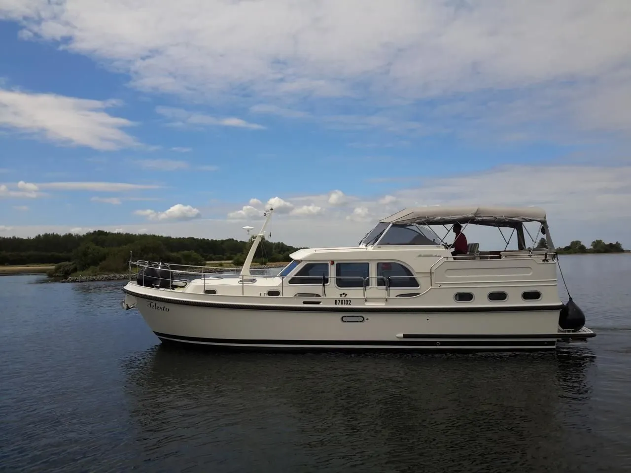 Explore Kortgene on a 12.85m Rental Motor Yacht Linssen 40.0 AC