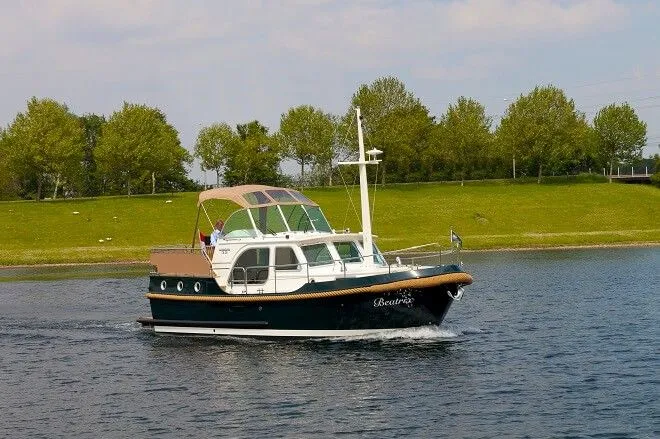 Charter a 10.15m Boat in Vermenton