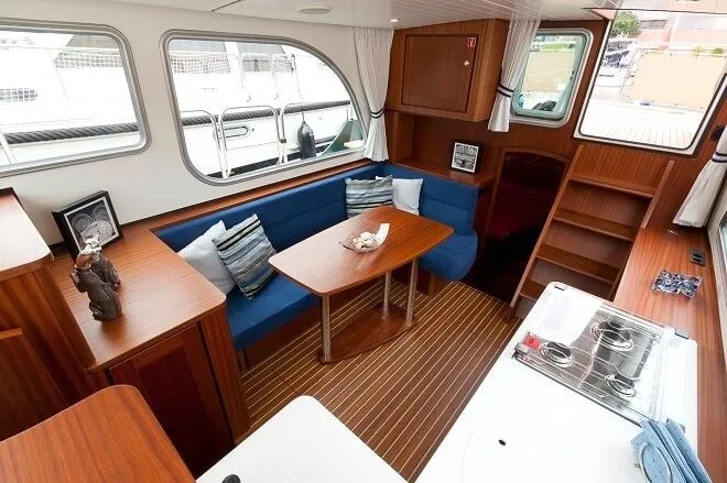 Charter a 10.15m Boat in Vermenton