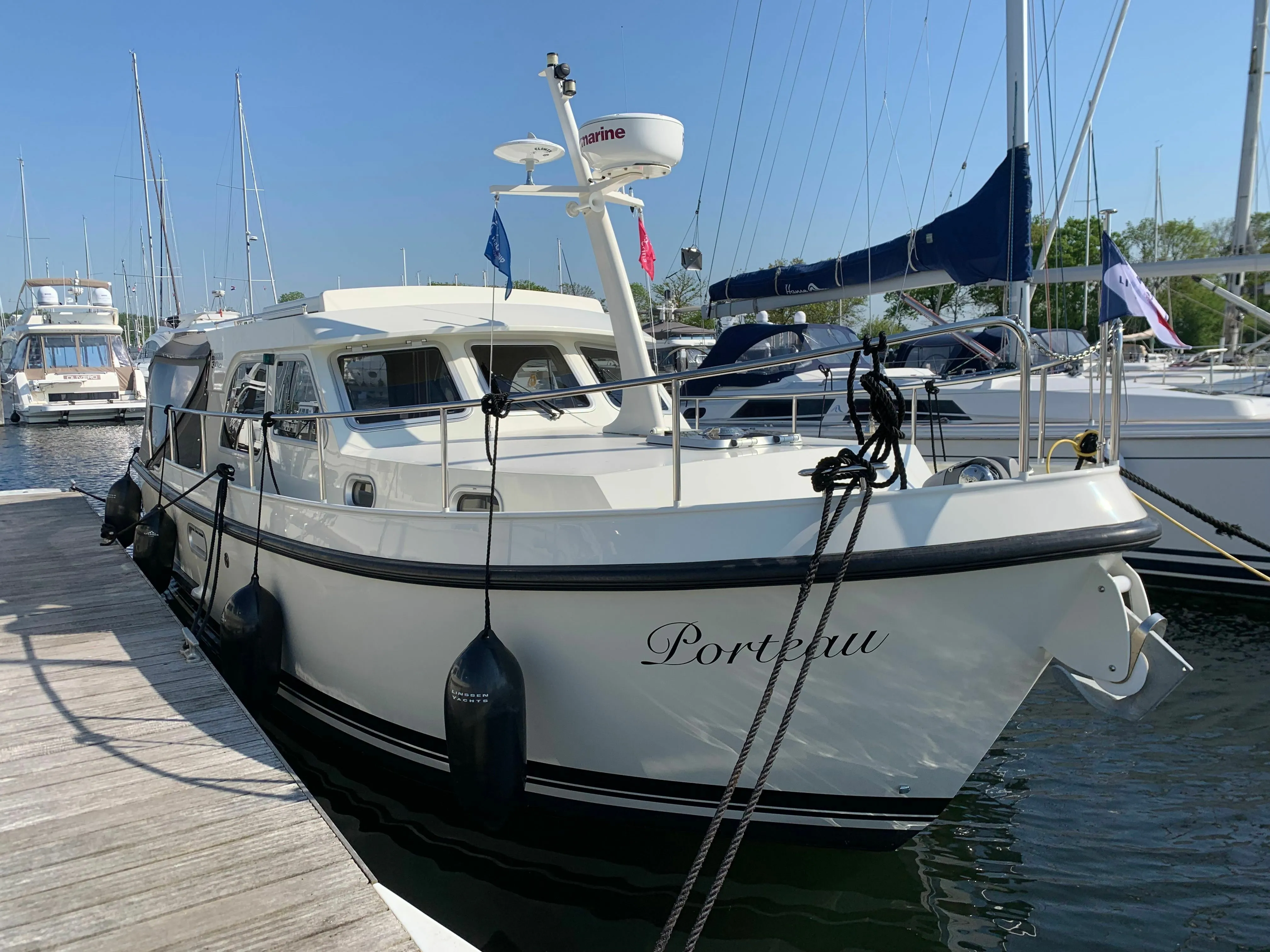 Explore Kortgene on a 9.75m Linssen GS 30.0 Sedan Motor Yacht Rental