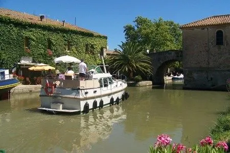 Rent a 9.45m House Boat in Vermenton