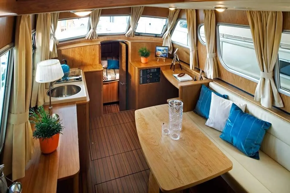 Charter a 10.7m 2 Cabin House Boat in Vermenton