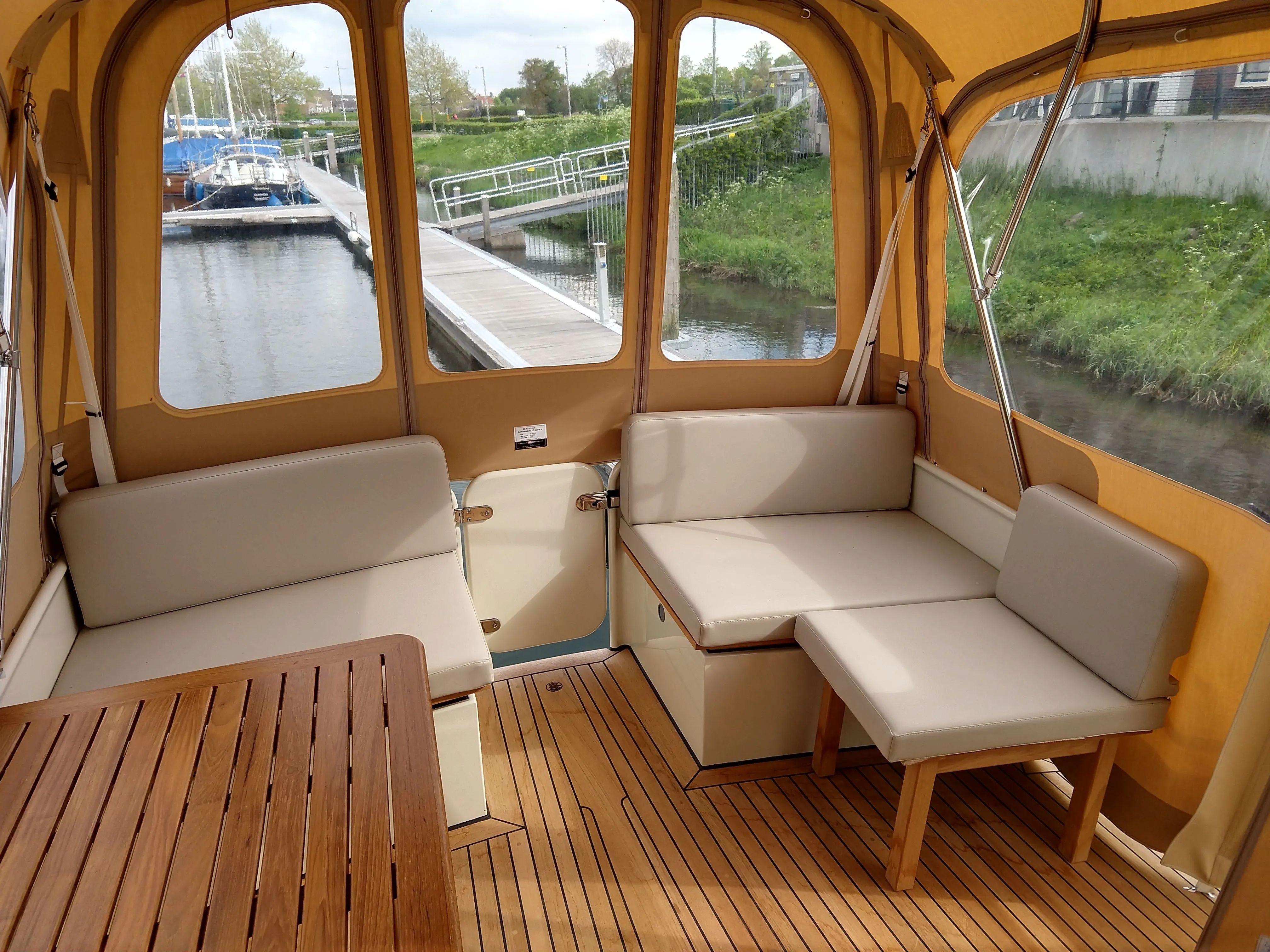 Explore Willemstad on a 10.7m Rental Linssen GS 35.0 AC
