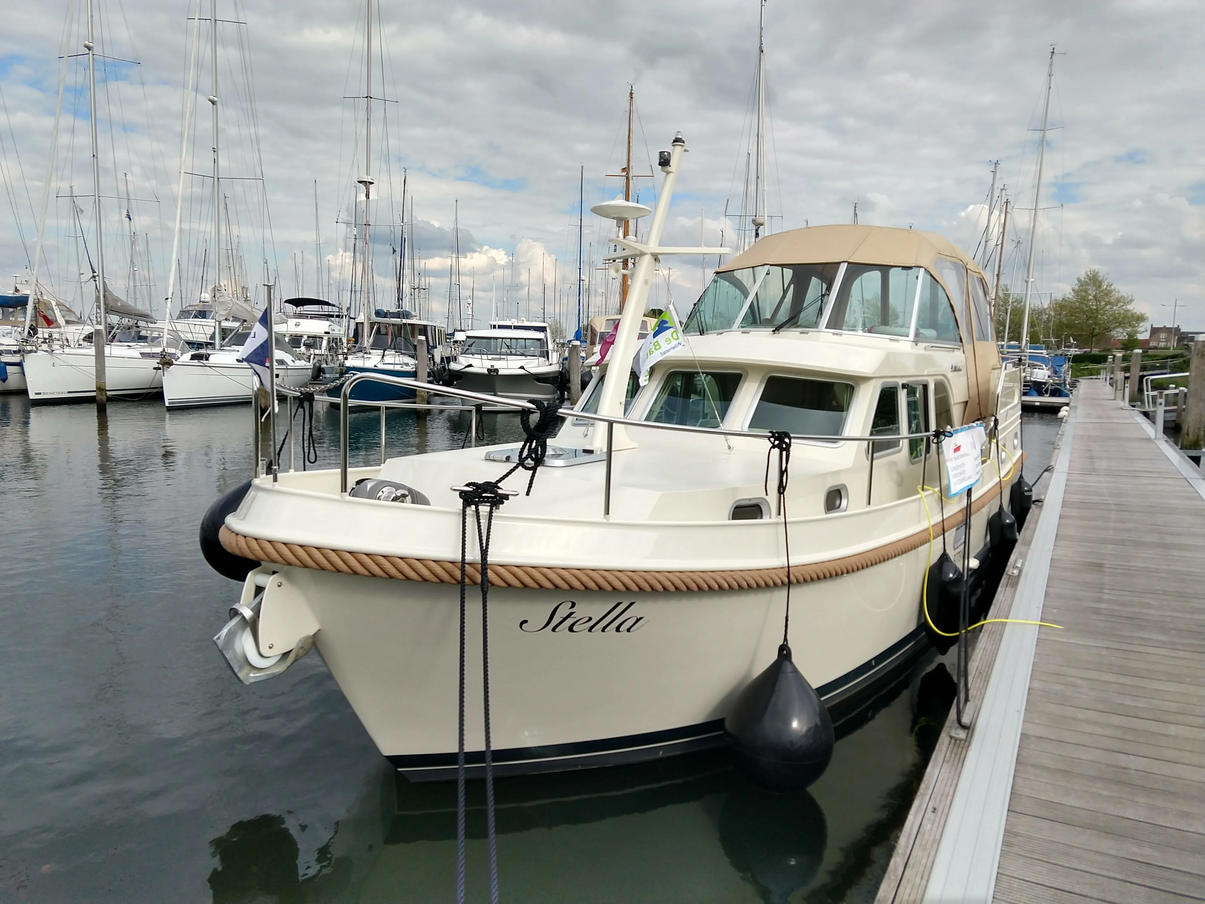 Explore Willemstad on a 10.7m Rental Linssen GS 35.0 AC