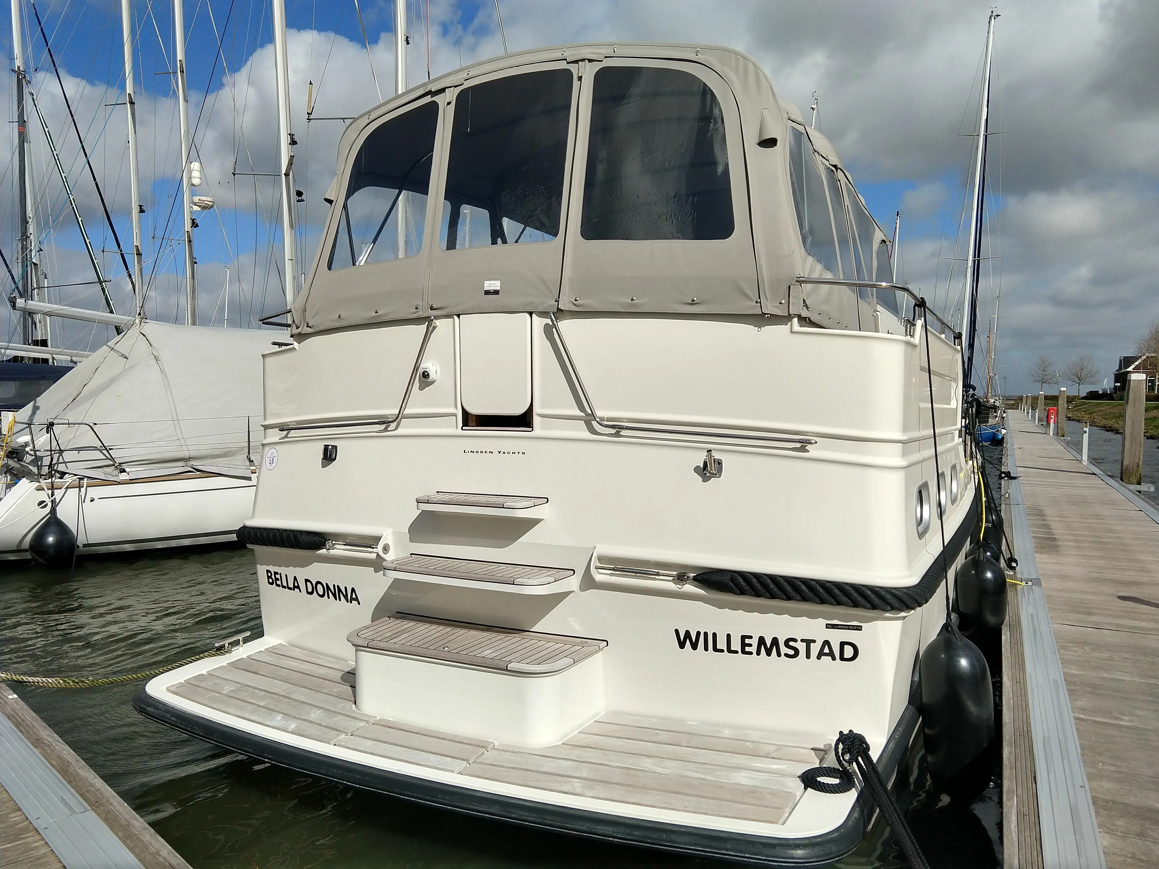 Explore Willemstad on a 12.85m Rental Linssen GS 40.0 AC
