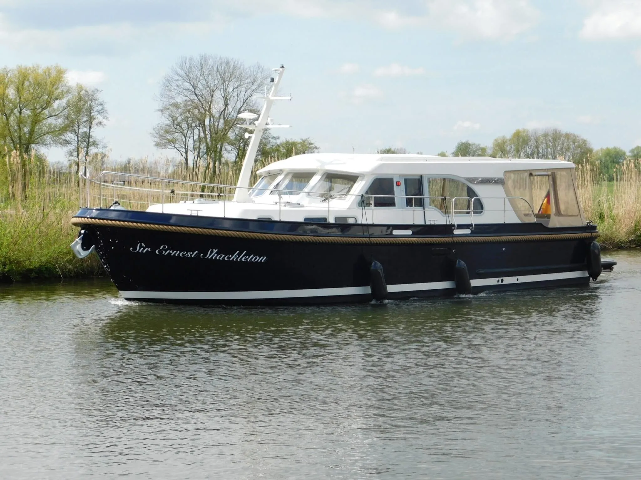 Charter a 12.85m Linssen GS 40.0 Sedan Motor Yacht in IJsselstein