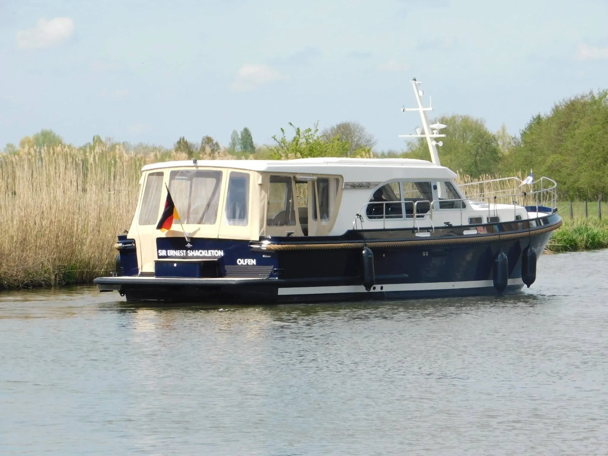 Charter a 12.85m Linssen GS 40.0 Sedan Motor Yacht in IJsselstein