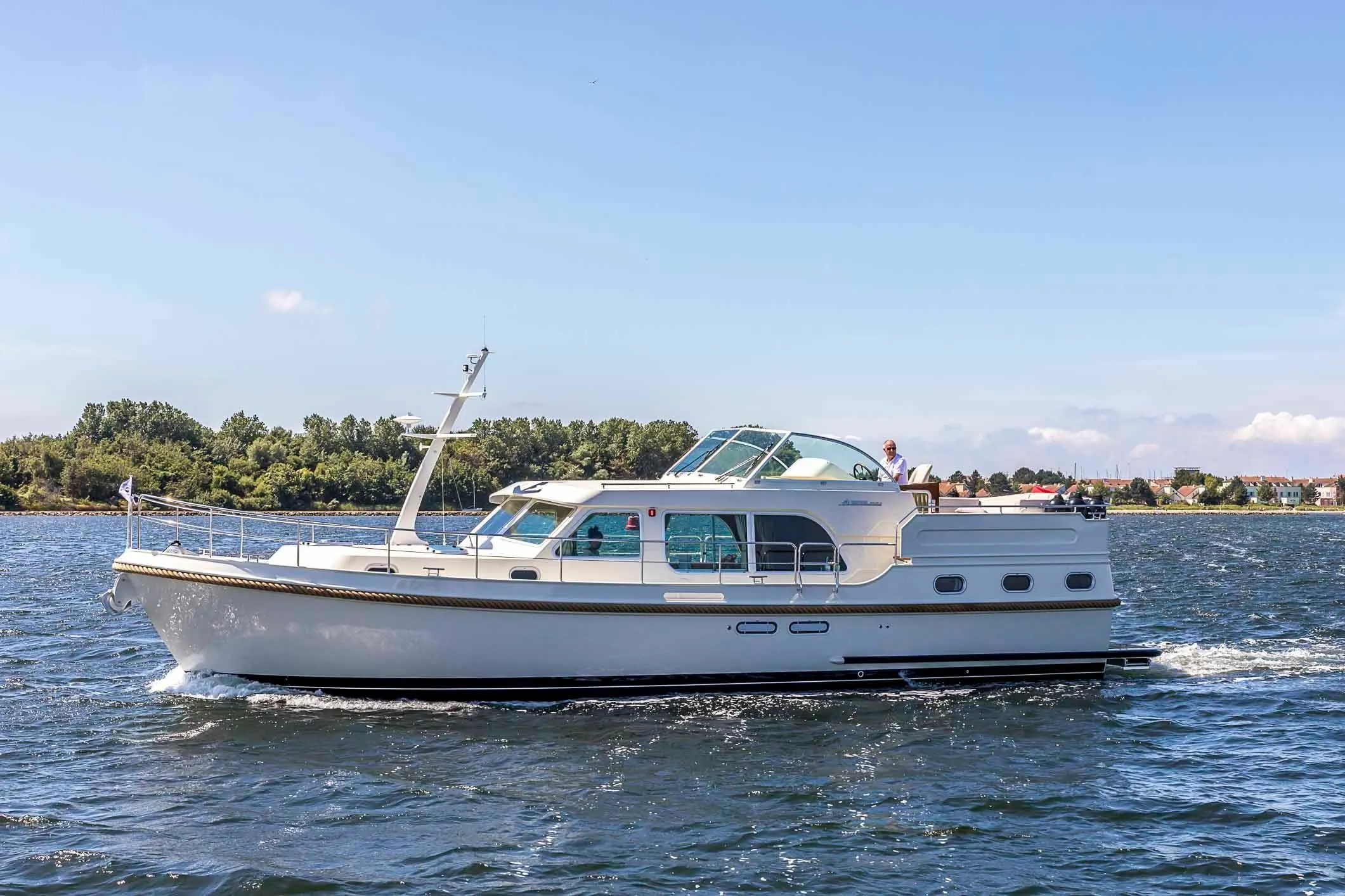 Rent a 13.98m Linssen GS 45 AC Motor Yacht in Willemstad