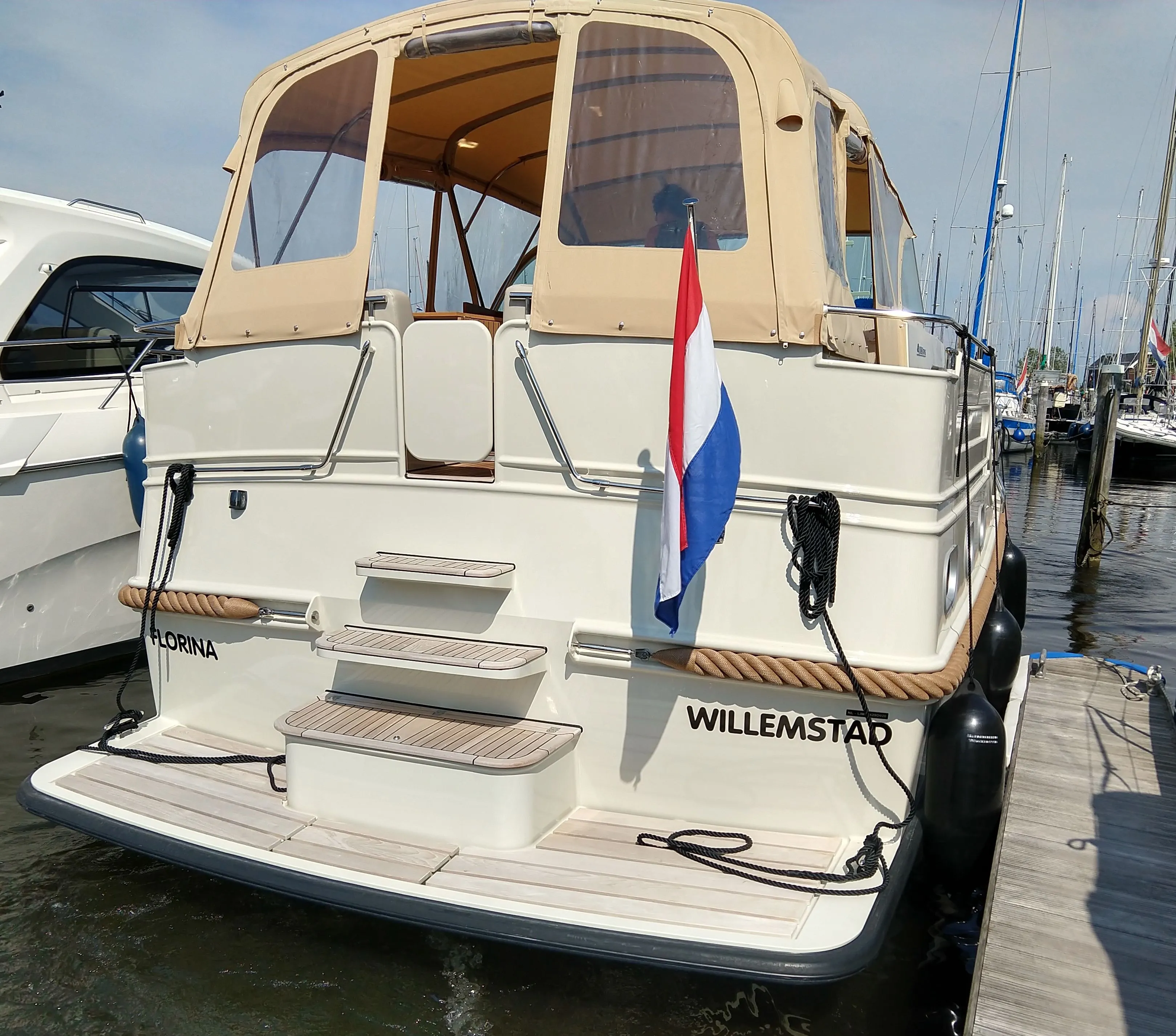 Rent a 13.98m Linssen GS 45 AC Motor Yacht in Willemstad