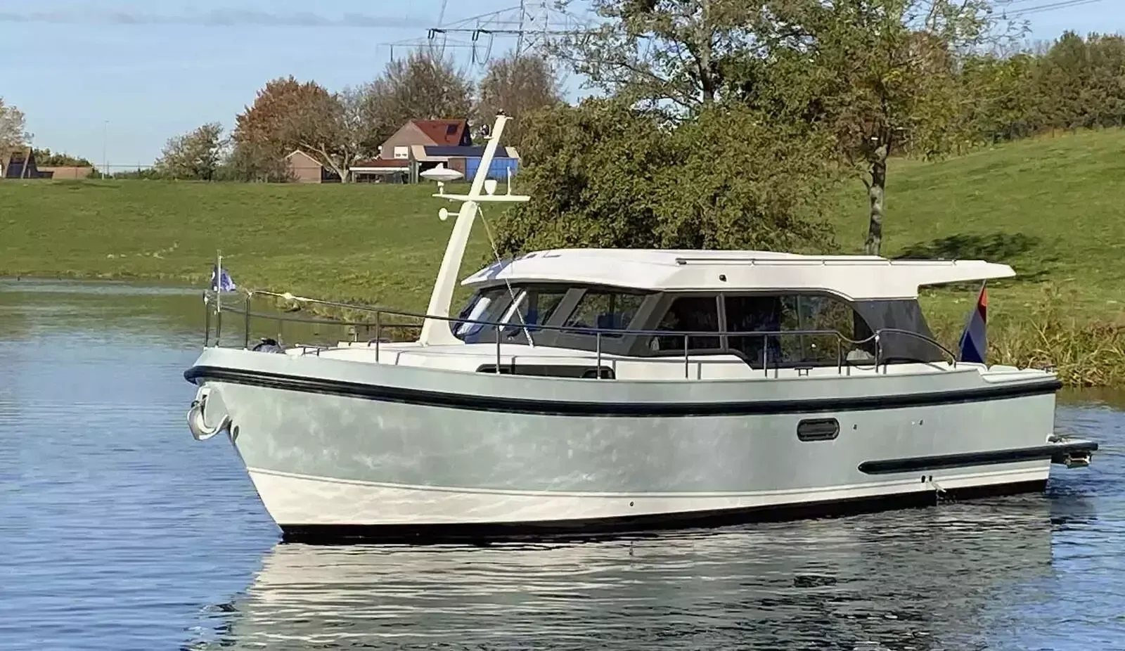 10.7m Willemstad Motor Yacht Hire