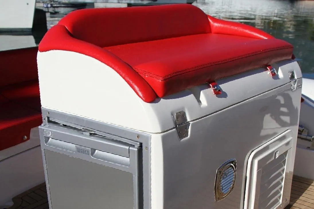 Explore Arzon on a 7.85m Rental Motor Boat