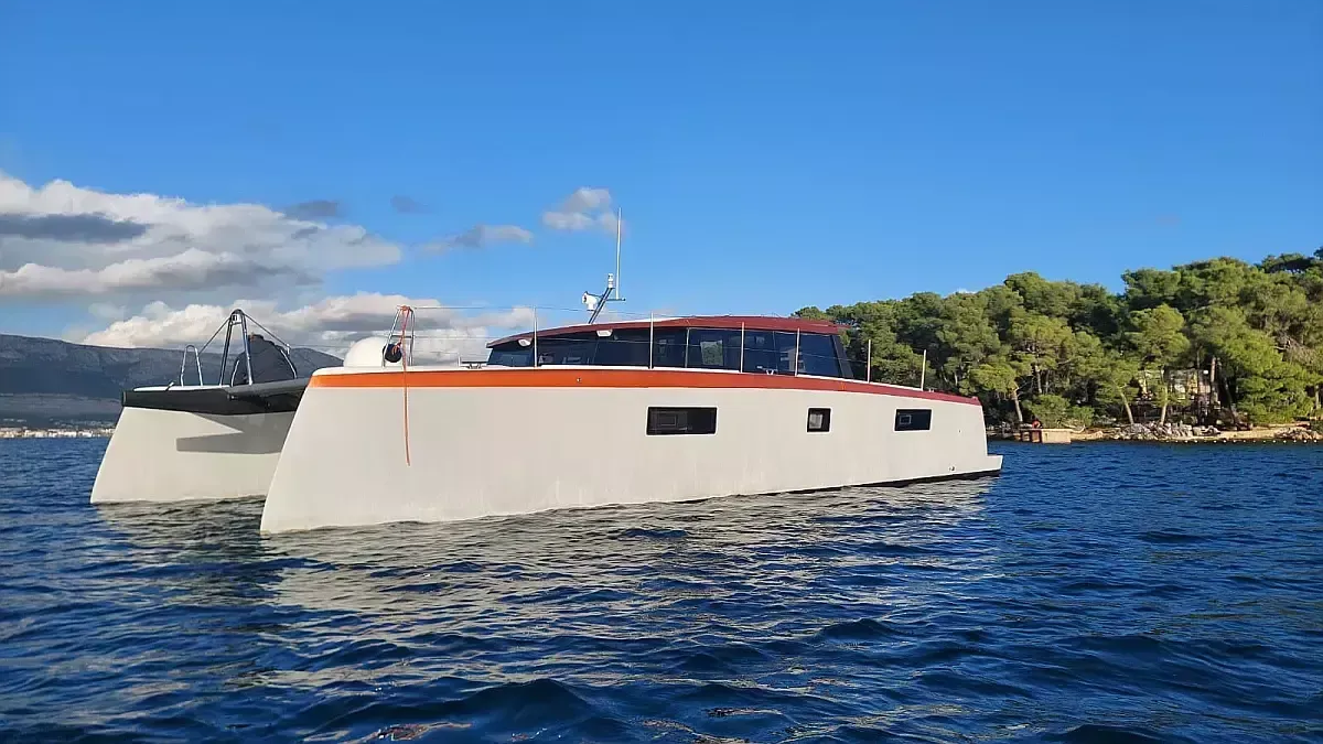 Rent a 14.2m Power Catamaran Luna 47 Power in Split