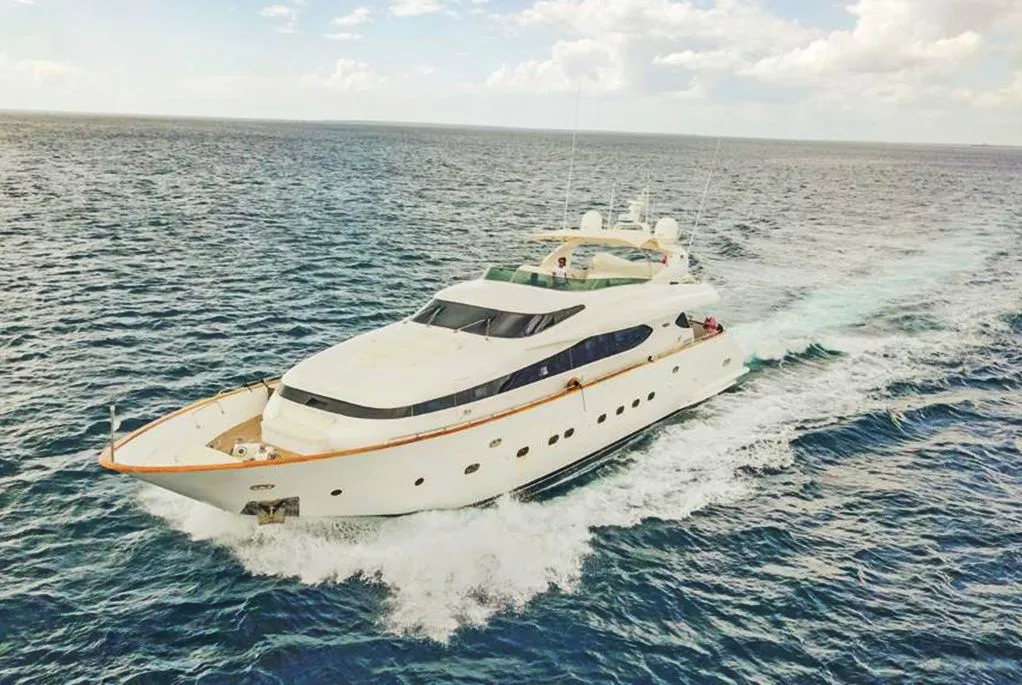 Charter a 31.4m Maiora 103 in La Romana