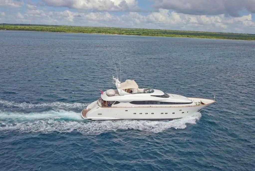 Charter a 31.4m Maiora 103 in La Romana