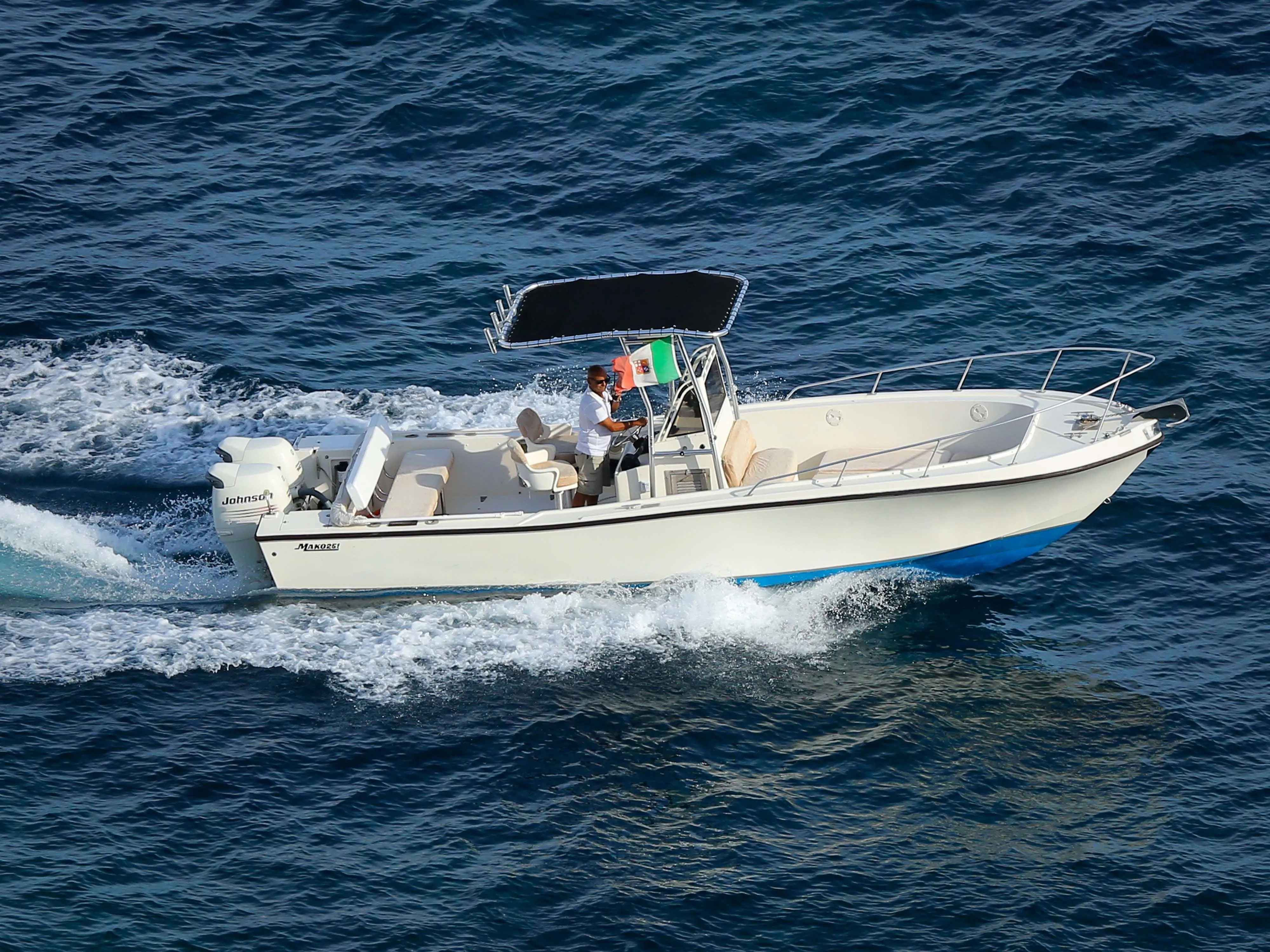 Rent a 7.3m Mako 251 in Porto Ercole