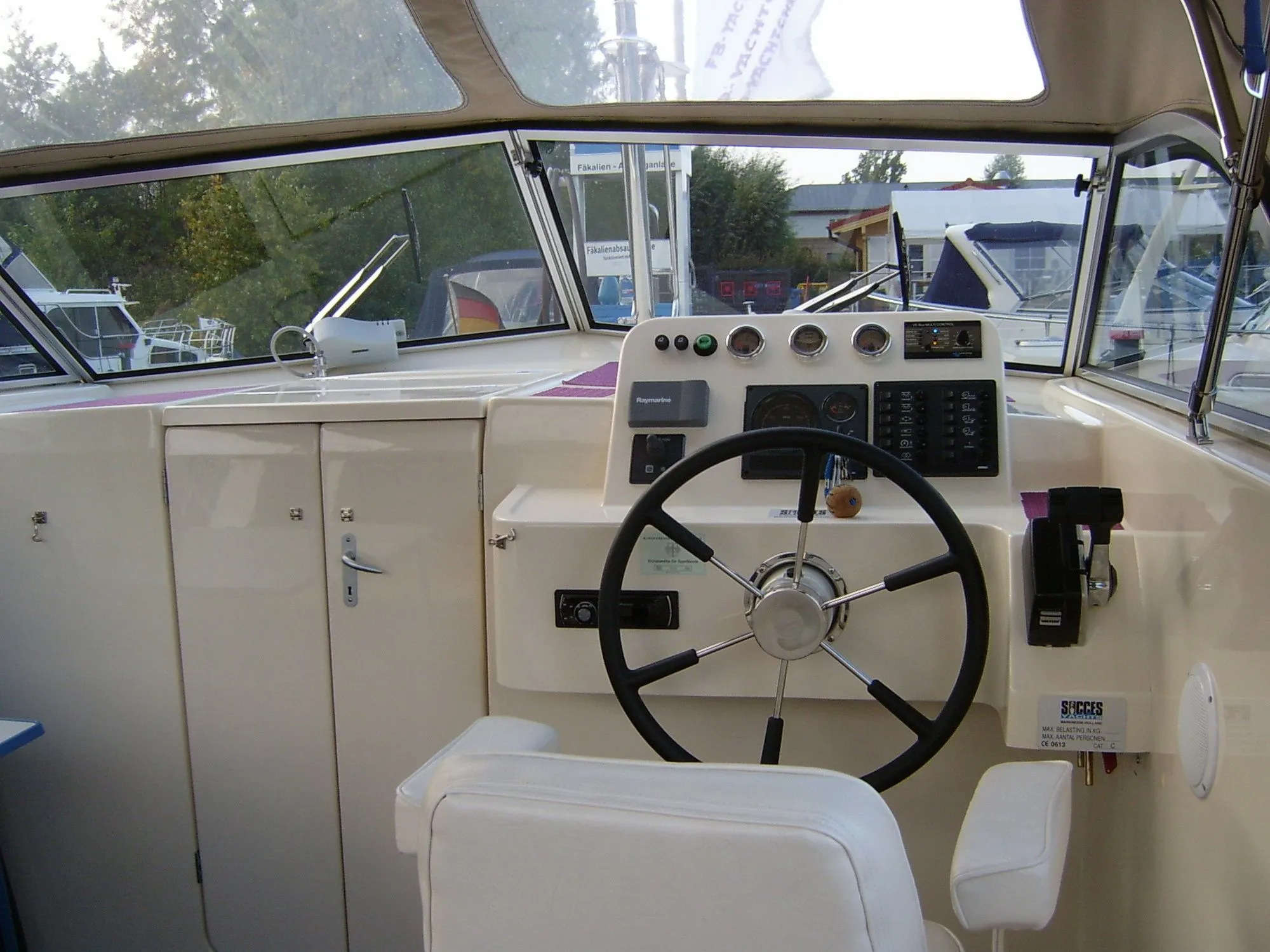 Charter a 9m Motor Yacht in Malchow