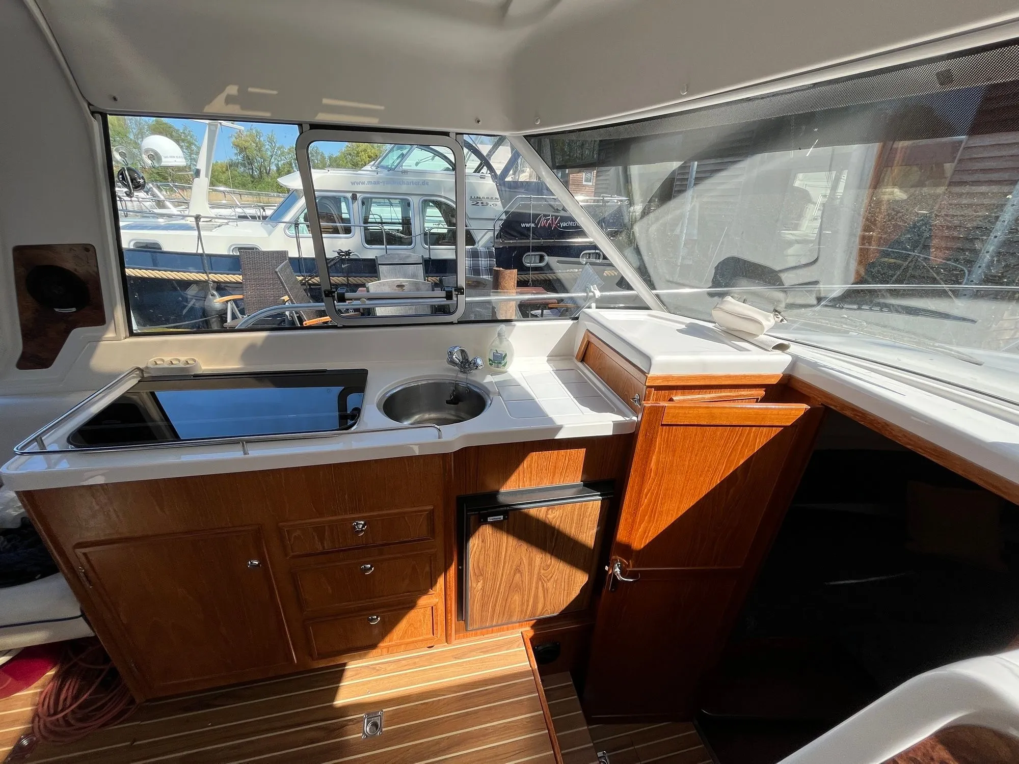 Charter a 8.95m Marex 280 Motor Yacht in Wolfsbruch
