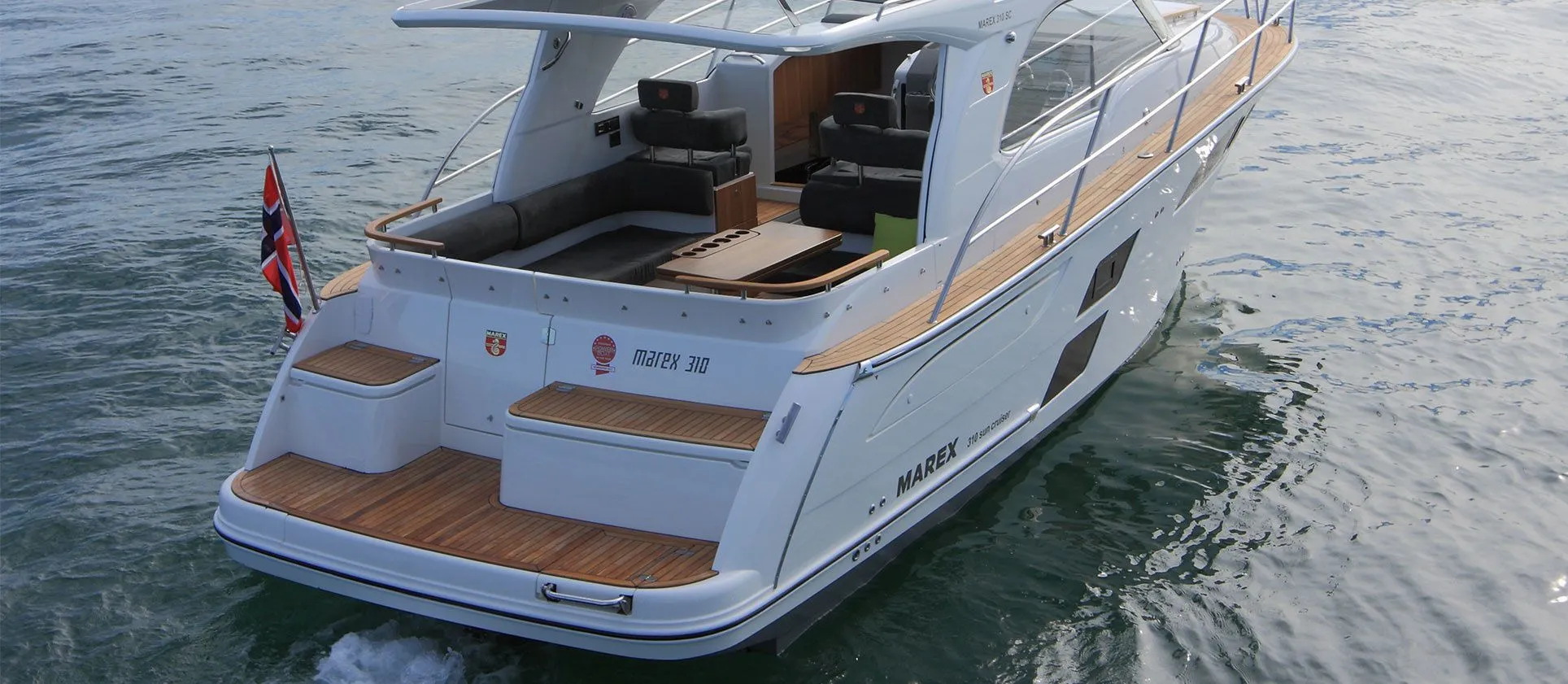 Rent a 10m Motor Yacht in Aliki