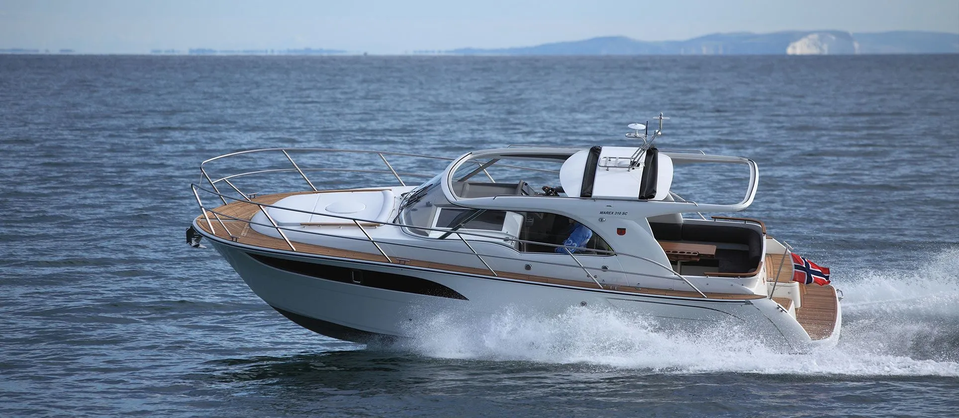 Rent a 10m Motor Yacht in Aliki