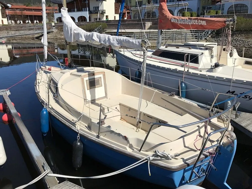 Explore Lipno nad Vltavou on a 6m Rental Sailing Yacht
