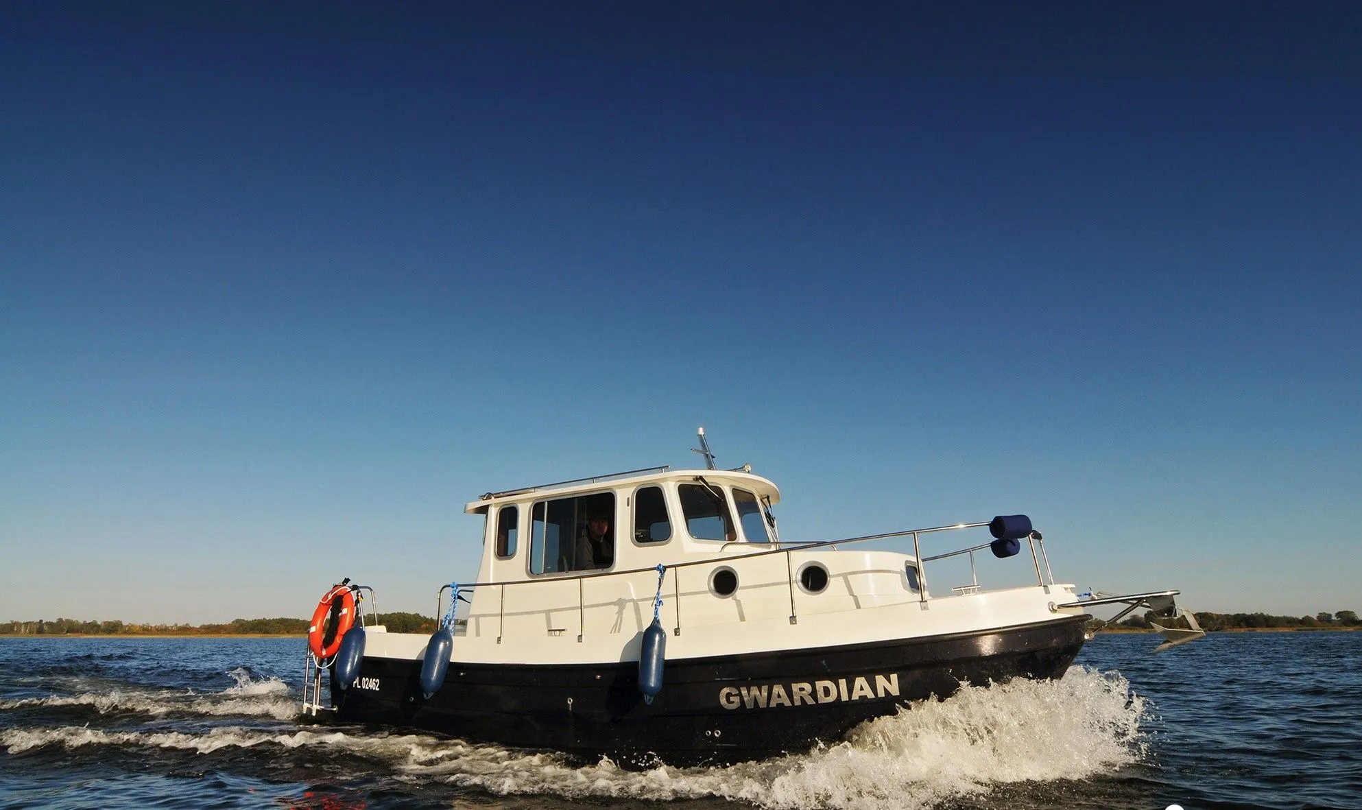 Rent a 7m Motor Yacht in Węgorzewo