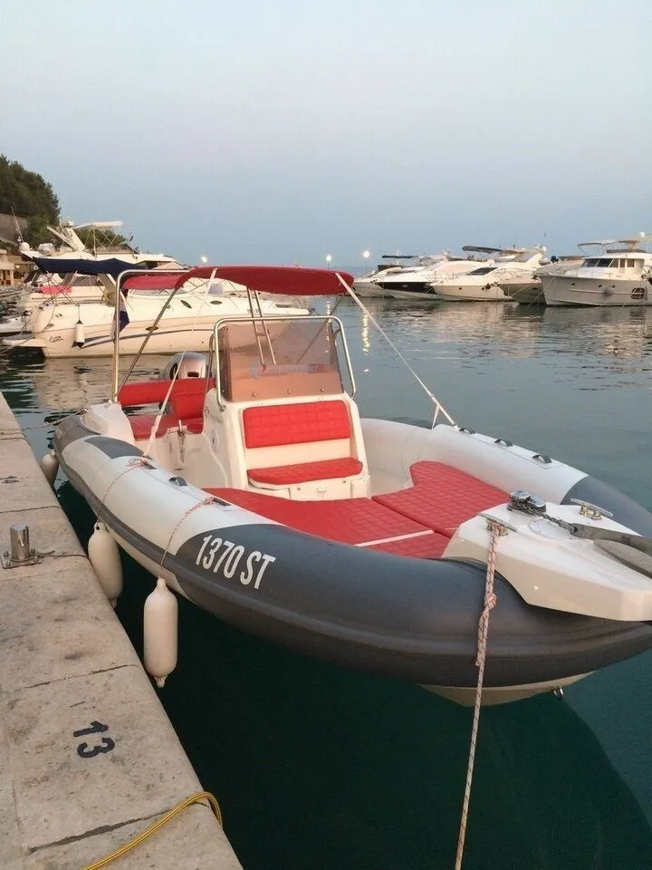 Explore Split on a 7.9m Rental Marlin 790