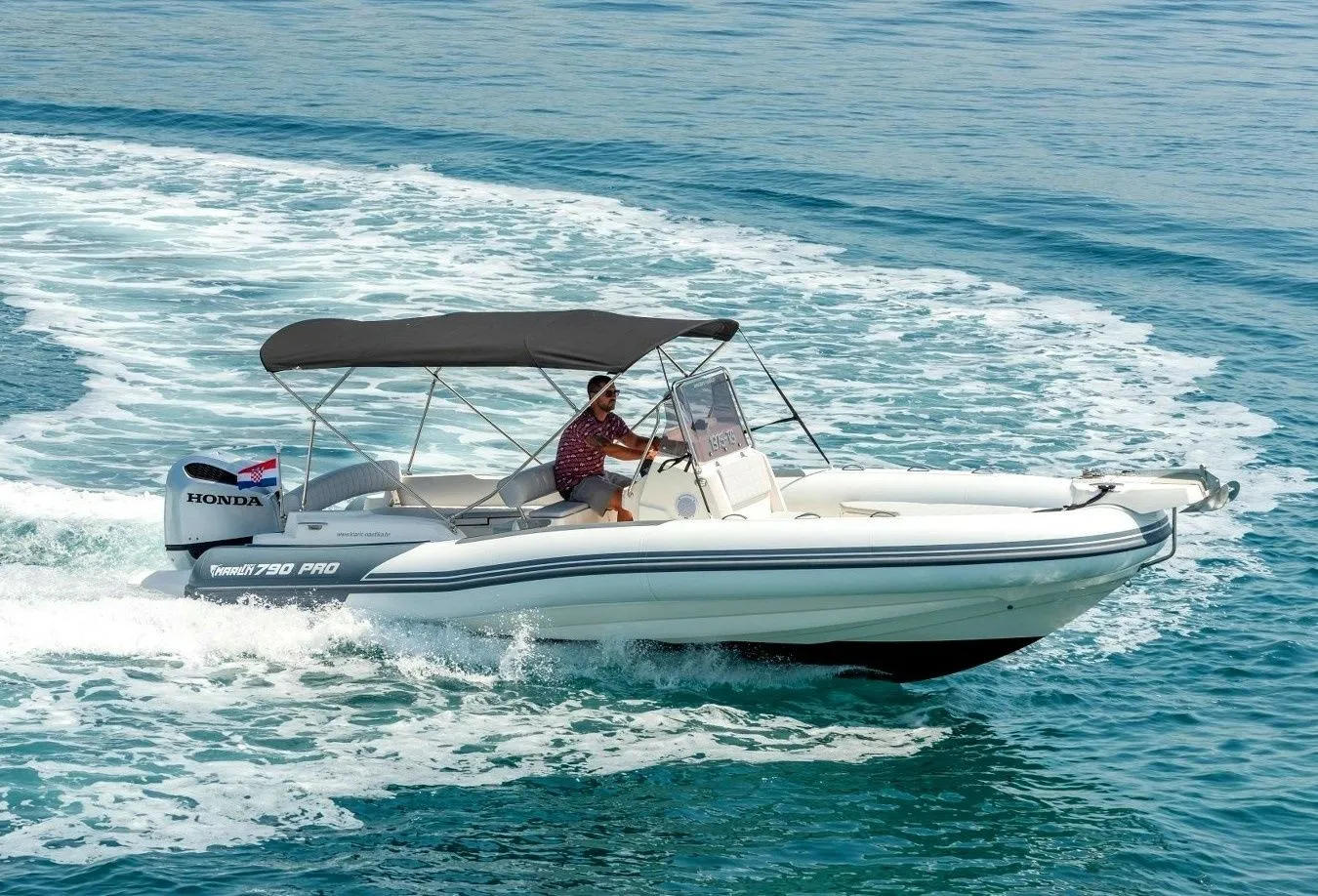 Rent a 7.99m Motor Boat in Hvar