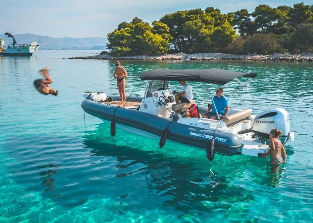 Rent a 7.99m Motor Boat in Hvar