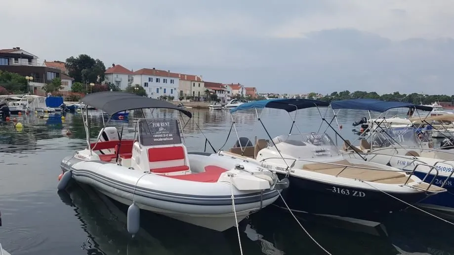 Petrcane Kiralık 8m Tekne