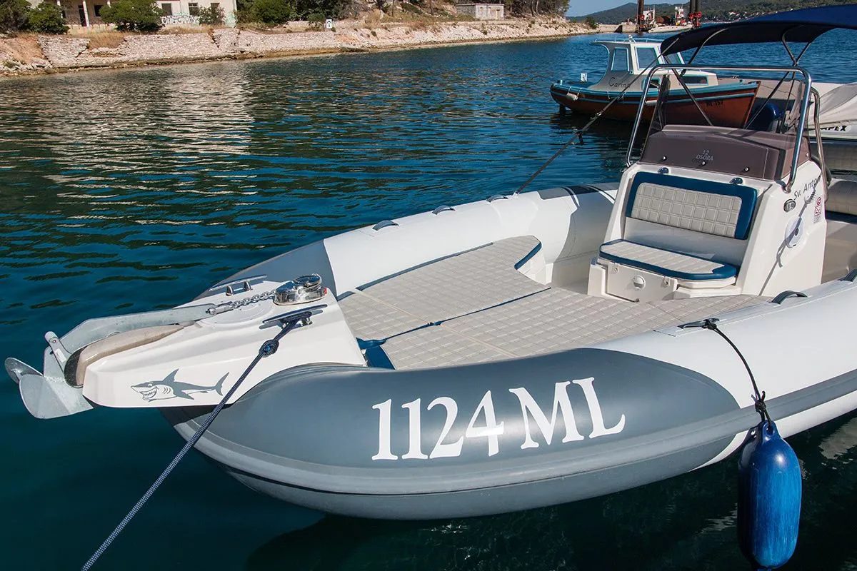 Rent a 8m Marlin 790 in Mali Losinj