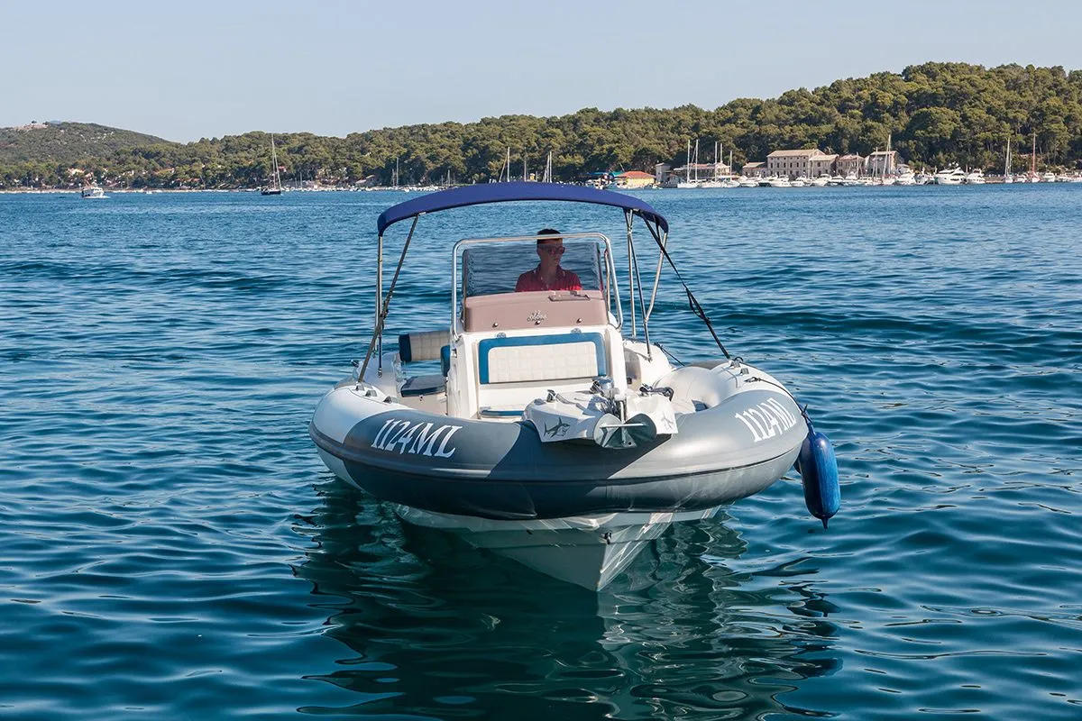 Rent a 8m Marlin 790 in Mali Losinj