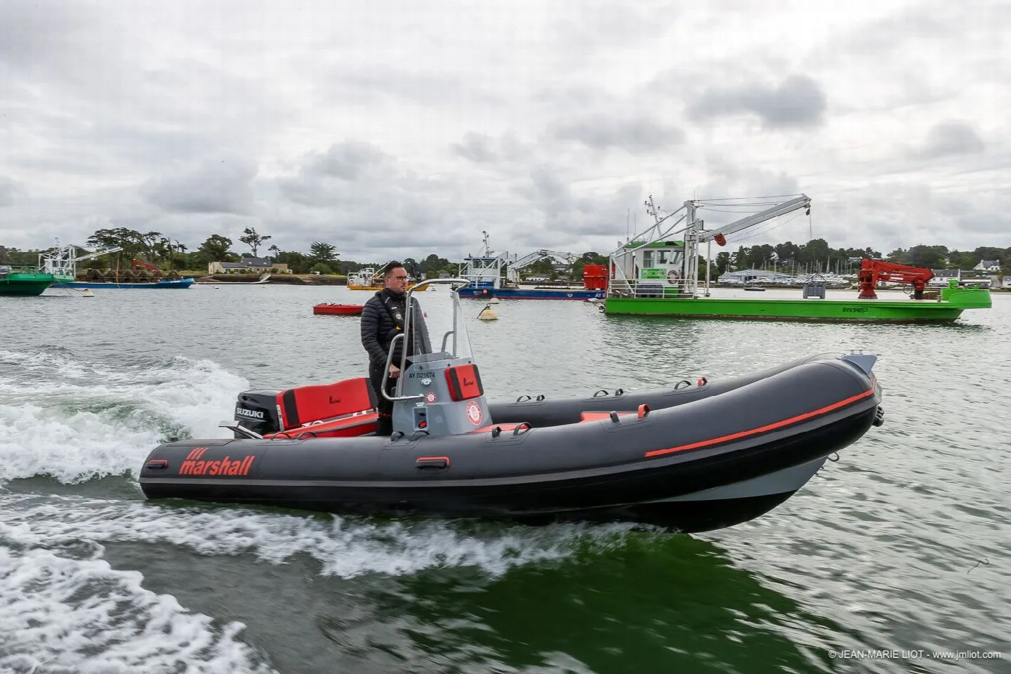 Explore La Trinite-sur-Mer on a 5.54m Rental Motor Boat