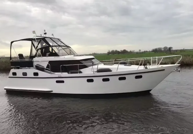 Charter a 11.2m Motor Yacht Marvis Pasadena 1120 in Warten