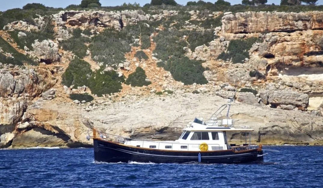 Charter a 16m Motor Yacht Menorquin 160 F in Porto Cristo