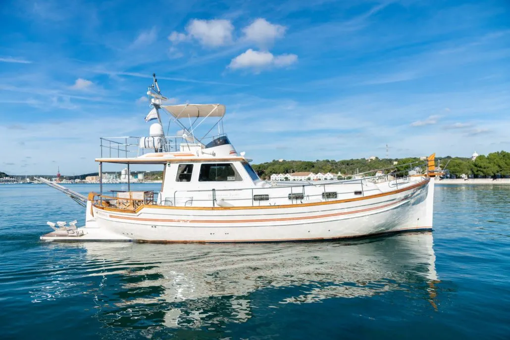 Charter a 15.95m Menorquin 160 F Motor Yacht in Mahón