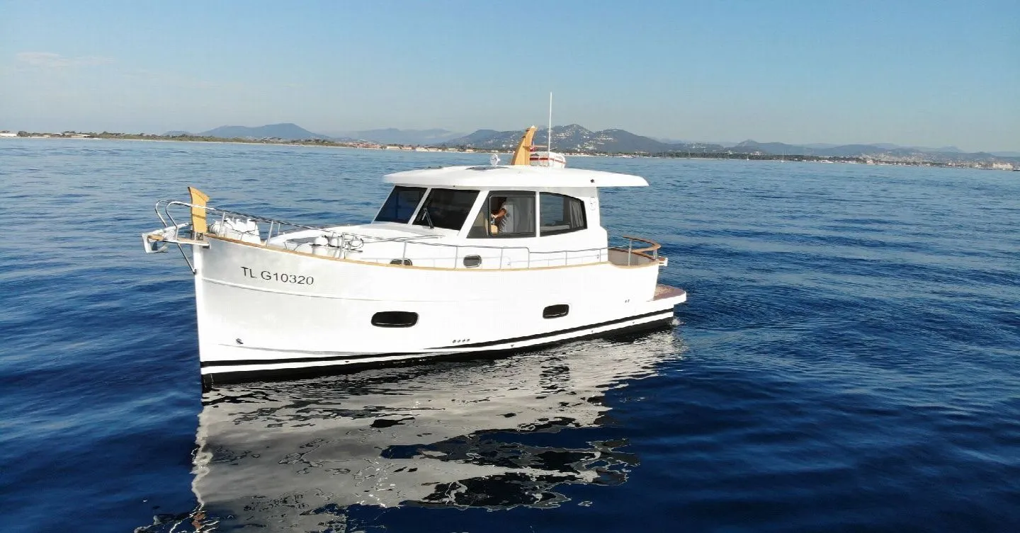Rent a 10.54m Boat in Hyeres