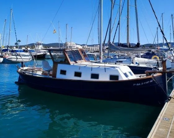 Rent a 9m Motor Yacht in Alcudia