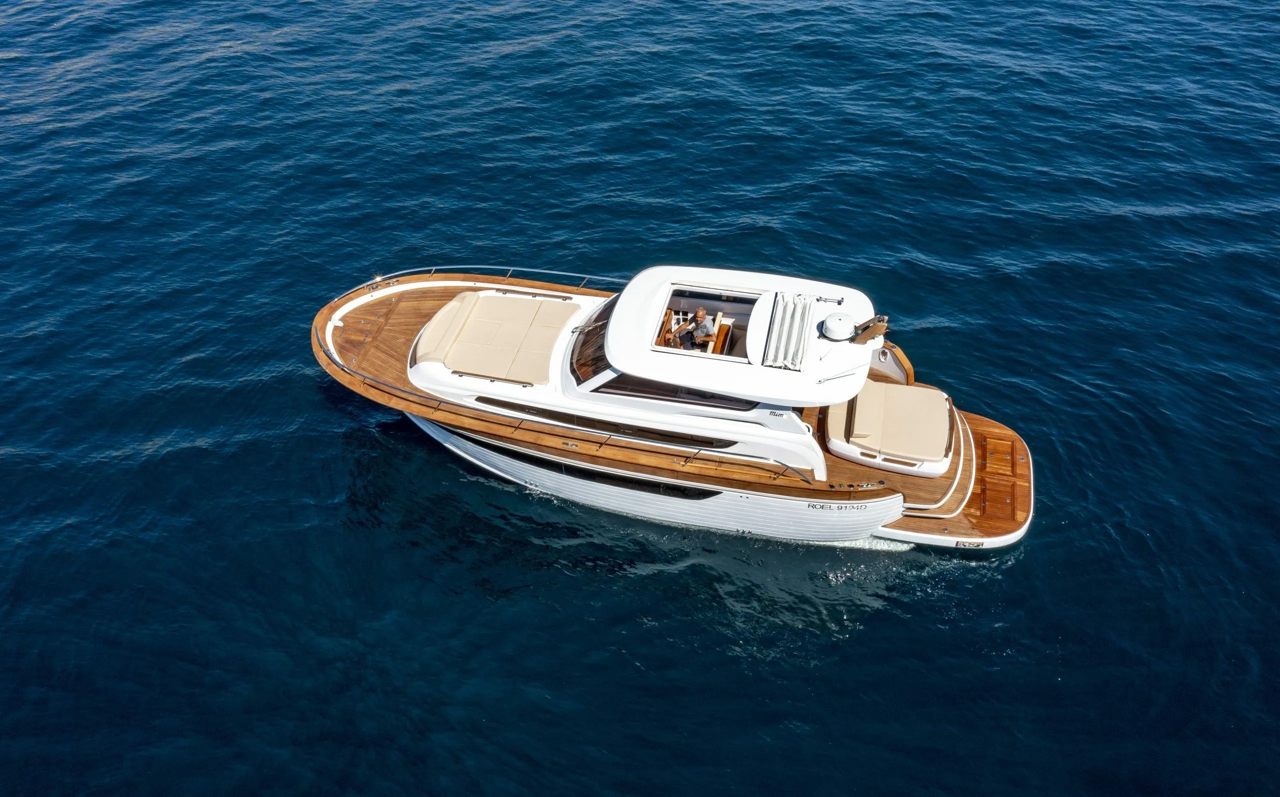 Rent a 13.5m Motor Yacht in Podstrana