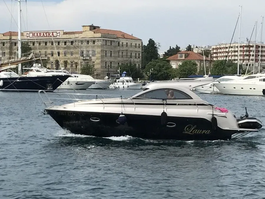 Laura Kiralık Teknesi - 1